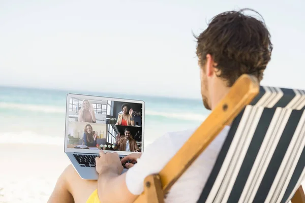 Homem Relaxante Usando Laptop Praia — Fotografia de Stock