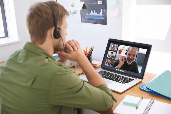 Белый Мужчина Офисе Имеющий Видеозвонок Различными Коллегами Отображается Экране Ноутбука — стоковое фото