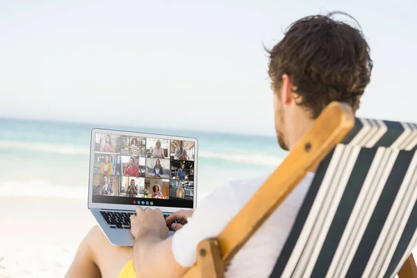 Homem Relaxante Usando Laptop Praia — Fotografia de Stock