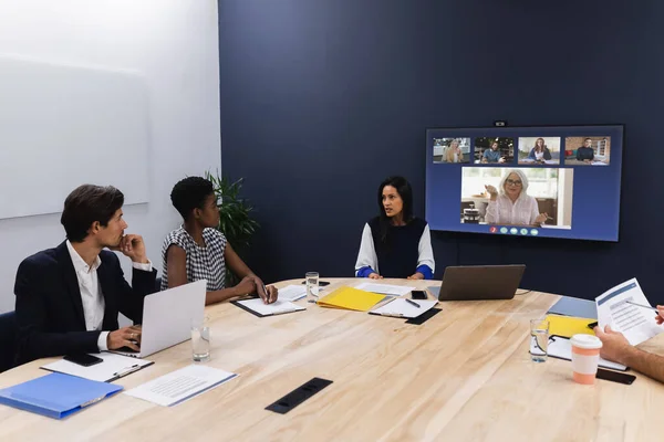 Різноманітна Група Бізнес Колег Має Відеодзвінок Екрані Кімнаті Переговорів Робота — стокове фото