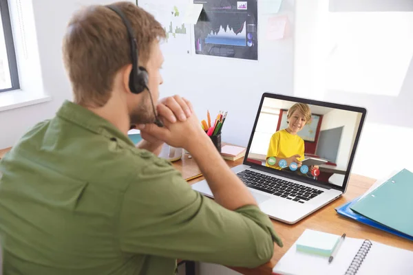 Kaukasische Männliche Lehrer Mit Computer Und Telefon Headset Auf Videoanruf — Stockfoto