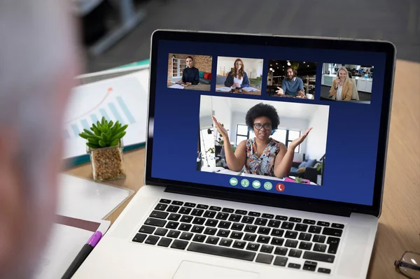 Diverse Zakenmensen Weergegeven Laptop Scherm Tijdens Kantoorvideogesprek Sociale Afstand Communicatie — Stockfoto
