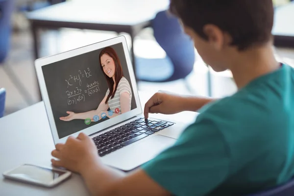 Ντρας Καυκάσιος Μαθητής Έχει Βιντεοκλήση Μια Δασκάλα Φορητό Υπολογιστή Στο — Φωτογραφία Αρχείου