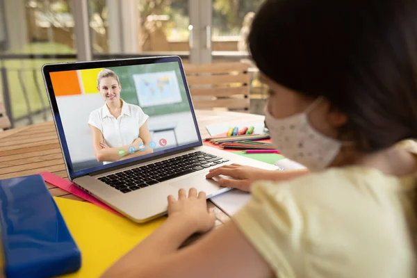 Colegiala Caucásica Usando Mascarilla Usando Portátil Videollamada Con Maestra Educación — Foto de Stock