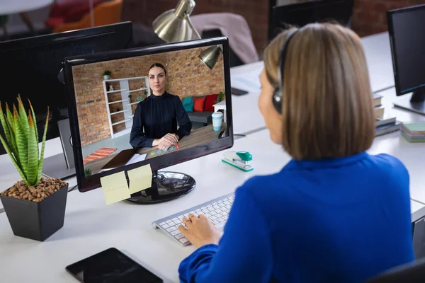 Mujer Negocios Caucásica Sentada Escritorio Usando Computadora Teniendo Videollamada Con —  Fotos de Stock