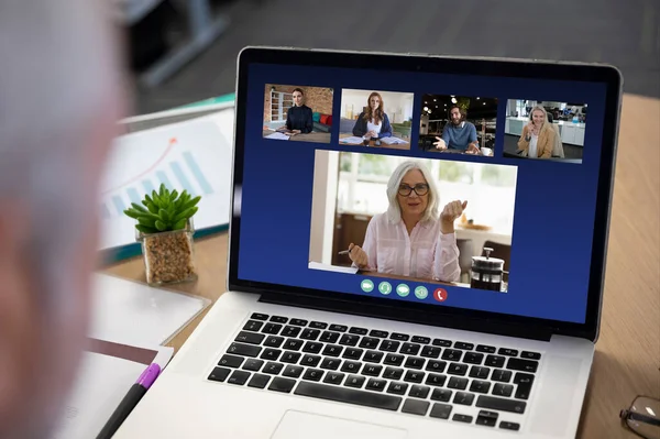 オフィスビデオ通話中にラップトップ画面に表示される多様なビジネス人 Covid 19パンデミックの間の社会的距離通信技術の職場 — ストック写真