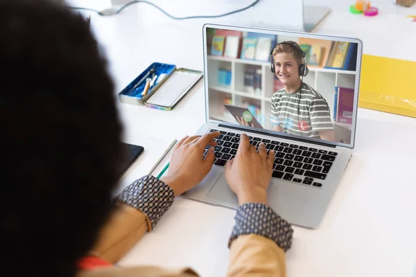 Kvinnlig Lärare Som Har Ett Videosamtal Med Manlig Elev Laptop — Stockfoto