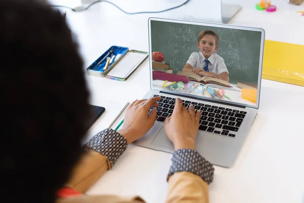 Bayan Öğretmen Erkek Öğrenciyle Okulda Video Görüşmesi Yapıyor Uzak Öğrenim — Stok fotoğraf