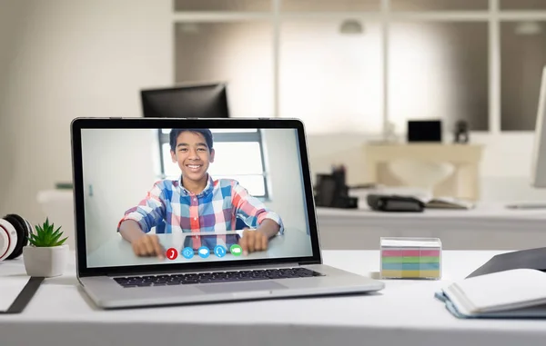 Laptop Mit Einem Videoanruf Eines Mischlingsjungen Der Auf Dem Schreibtisch — Stockfoto
