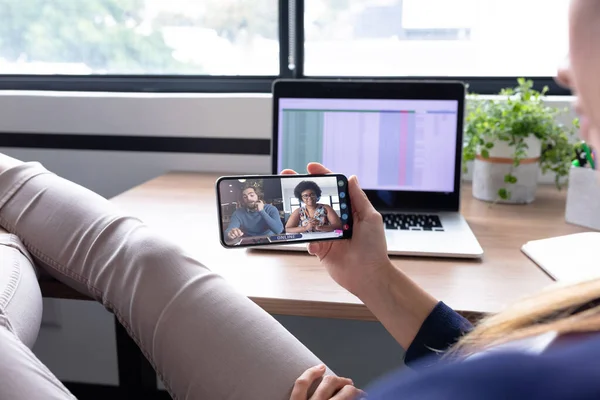 Femme Blanche Assise Bureau Utilisant Smartphone Ayant Appel Vidéo Avec — Photo