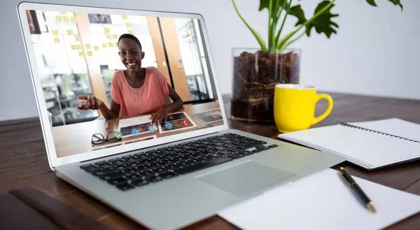 Afroamerikanerin Beim Videoanruf Auf Dem Bildschirm Ihres Laptops Auf Dem — Stockfoto