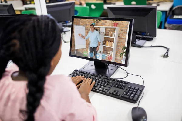 Schulmädchen Mit Gemischter Rasse Benutzen Computer Auf Videoanruf Mit Männlichem — Stockfoto