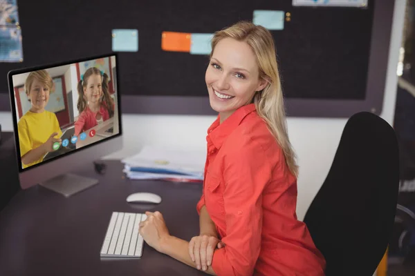 Retrato Professor Feminino Caucasiano Feliz Usando Computador Videochamada Com Crianças — Fotografia de Stock