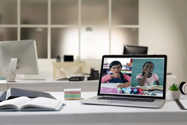Två Olika Studenter Som Har Videosamtal Skärmen Laptop Skrivbordet Onlinemöte — Stockfoto