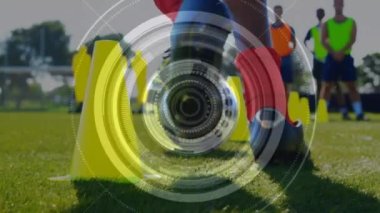 Analiz için dönen bir teleskop taraması animasyonu, futbolcuların arka plandaki bir spor sahasında antrenman yapmaları