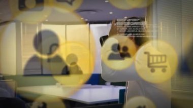 Sarı ağ bağlantısının animasyonu ve arka planda bir ofiste VR kulaklık kullanarak oturan beyaz bir işadamıyla veri paylaşımı simgeleri