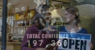 Kafkasyalı erkek ve kadın şeflerin restoranda açık tabela tutarak gezdiği makro Covid-19 hücrelerinin animasyonu. Covid-19 Coronavirus salgını sırasında küçük işletmeler yeniden açılıyor.