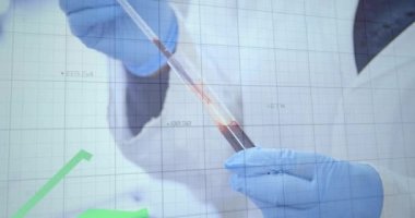 Yüzen diyagramların animasyonu ve doktor örneklerini inceleyerek tıbbi eldiven takarak veri işleme. Covid-19 Coronavirus salgını sırasında tıbbi personel.