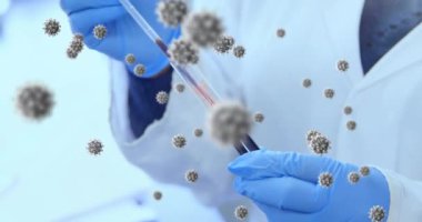 Doktorun örnek alması ve laboratuarda tıbbi eldiven giymesi üzerine yüzen makro Covid-19 hücrelerinin animasyonu. Covid-19 Coronavirus salgını sırasında tıbbi personel.