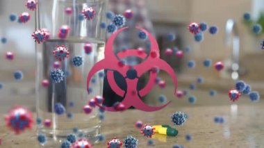 Yüzen makro Covid-19 hücrelerin ve biyolojik tehlike sembolünün animasyonu. Beyaz adamın evde temizlik yapıp hap içmesi üzerine. Covid-19 Coronavirus salgını sırasında tıbbi personel.