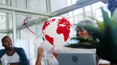 Çeşitli iş adamları üzerindeki dünya çapındaki bağlantıların animasyonu. Küresel iş dijital arayüzü teknolojisi ve dijital olarak oluşturulan ağ konsepti.