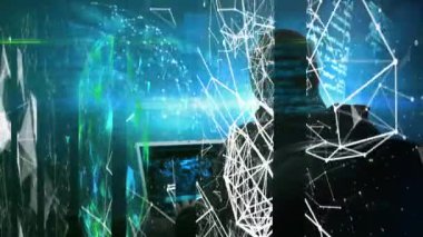 Kafkasyalı erkek hacker üzerinde renkli şekiller ve ağ bağlantıları gösteren, kar maskesi takan, dizüstü bilgisayarlı dijital video kullanan çoklu ekran animasyonu