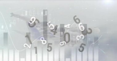 Mavi bulutlu gökyüzünde uçan uçağın üzerinde grafik ve veri işleme animasyonu. Küresel finans, iş, seyahat, veri ve dijital arayüz kavramı dijital olarak oluşturulmuş video.