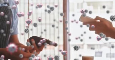 Müşterilere yayılan koronavirüs hücrelerinin animasyonu el bilgisayarı terminalinde akıllı telefonla temas kurmadan ödeme yapıyor. Sağlık korkusu salgını Coronavirüs Covid 19 konsepti dijital olarak oluşturuldu.