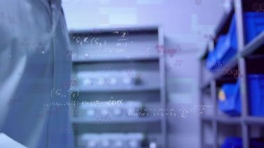 Matematiksel denklemlerin ve kimyasal yapıların, laboratuvar örneklerini kontrol eden melez bir kadın doktor üzerinde canlandırılması. Covid-19 Coronavirus salgını sırasında tıbbi personel.