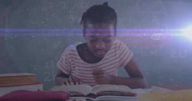 Okulda ders sırasında etrafında denklemler yüzerken kitap okuyan karma ırk öğrencisinin animasyonu. Okula ve okula dönüş konsepti dijital kompozit.