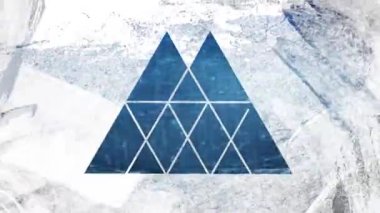 Hareket halindeki deniz suyunun animasyonu ön plandaki çift tepeli üçgen şekilli beyaz pencereden görülüyor.