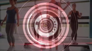 Bir grup kadının arka plandaki beden eğitimi dersinde yaptığı bir tarama ve analitik dönüş animasyonu