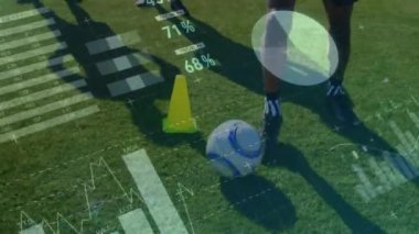 Veri işleme, tarama, grafikler ve analizlerin animasyonu ve futbolcuların arka plandaki bir spor sahası eğitimi