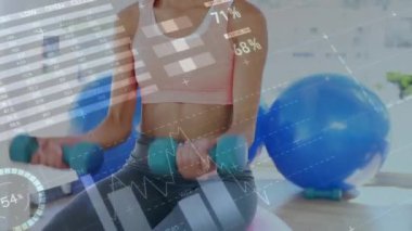 Veri işleme, tarama ve analiz animasyonları. Arka planda dambıllarla spor salonunda çalışan melez bir kadın.