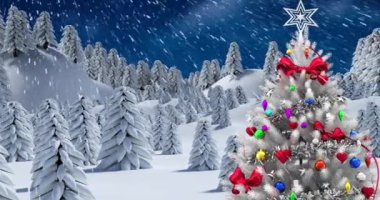 Kar yağışı ve mavi arka planda süslenmiş Noel ağacı olan kış manzarası animasyonu. Noel mevsimi kutlaması konsepti dijital olarak oluşturulmuş görüntü.