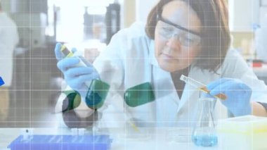 Düşen hapların ve beyaz kadın doktorların laboratuarda numune almasının animasyonu. Covid-19 Coronavirus salgını sırasında tıbbi personel.