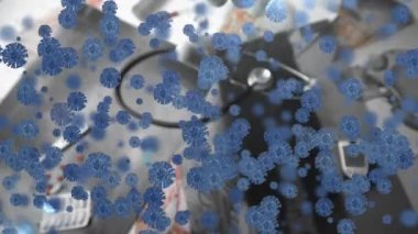 Tıbbi ekipman ve röntgenlere düşen hapların üzerinde süzülen makro Covid-19 hücrelerinin animasyonu. Covid-19 Coronavirus salgını sırasında tıbbi personel.