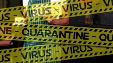 Lokantada açık tabela tutan mutlu karışık ırk erkek şefi üzerine polis kasetleri animasyonu. Covid-19 Coronavirus salgını sırasında küçük işletmeler yeniden açılıyor.