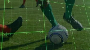 Arka plandaki futbol sahasında futbol oyuncularının alt kısımlarının topa vurduğu bir ağ bağlantılarının animasyonu
