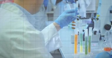 Yüzen makro Covid-19 hücresinin animasyonu ve örnekleri kontrol eden çok ırklı doktorlardan oluşan bir grubun diyagramları. Covid-19 Coronavirus salgını sırasında tıbbi personel.