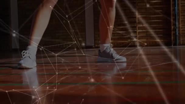 启动了一个联系和数据共享点网络 背景是一名混血女运动员在室内场地打篮球 — 图库视频影像