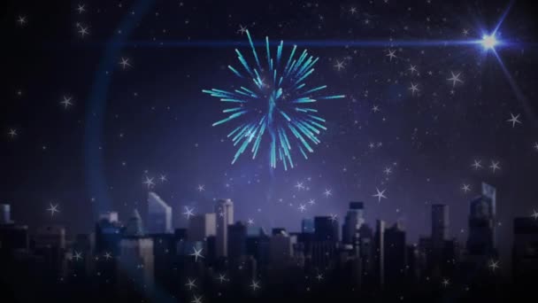 夜に街中で花火が爆発し 輝く星が黒を背景に催眠的な動きで動いています 大晦日のお祝いのコンセプトデジタル生成画像 — ストック動画