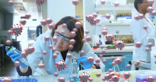 Animacja Wielu Pływających Makrokomórek Covid Nad Białą Lekarką Robiącą Próbki — Wideo stockowe
