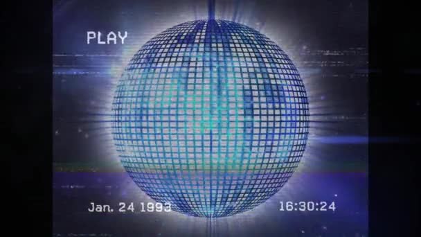 白纸黑字的日期和时间以及干扰带进行屏幕动画 显示蓝色的镜像球反射灯光并打开黑色背景 — 图库视频影像