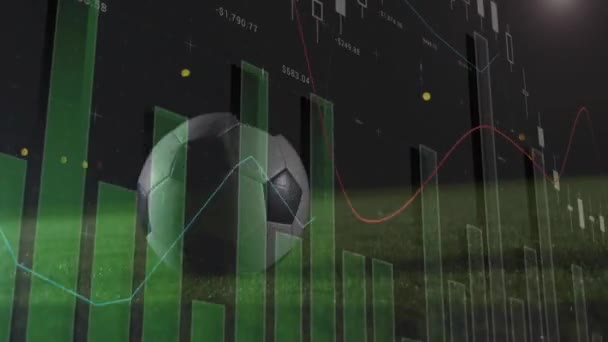 サッカー選手の下部にあるデータ処理 チャート 分析のアニメーションは バックグラウンドで試合中にサッカーピッチでボールを蹴る — ストック動画