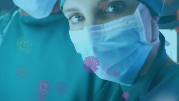 Cerrahi Maskeler Elbiseler Giyen Sağlık Çalışanlarının Animasyonu Kameraya Bakan Beyaz — Stok video