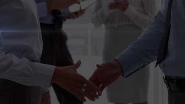 Animation Von Geschäftsmann Und Geschäftsfrau Beim Händeschütteln Bei Einem Treffen — Stockvideo