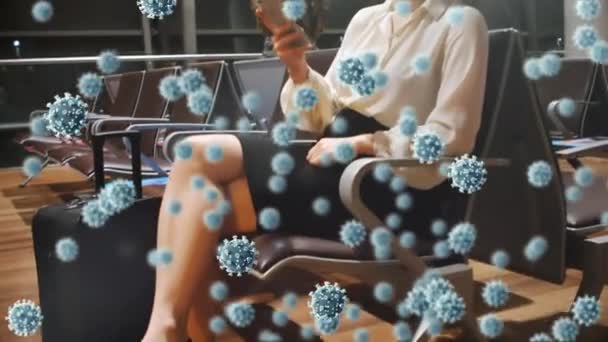 공항에서 스마트폰을 사용하는 여성에 떠다니는 매크로 Covid 애니메이션 코로나 바이러스 — 비디오