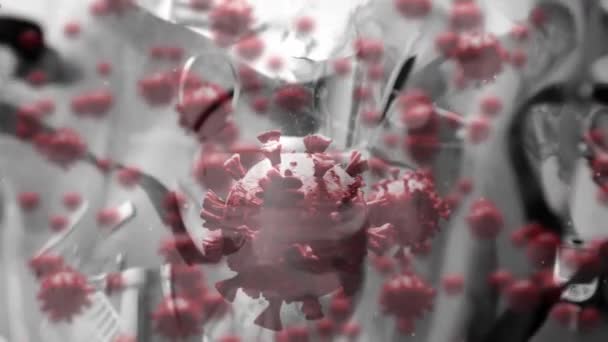 Анимация Макроклеток Ковид Плавающих Над Падающей Маской Медицинском Оборудовании Рентгеновском — стоковое видео