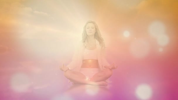 Animatie Van Blanke Vrouw Yoga Poseren Mediteren Met Meerdere Gloeiende — Stockvideo